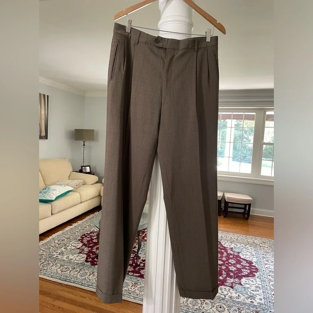 Donna Karen Signature men’s 100% wool suit made in Italy. Long and olive color